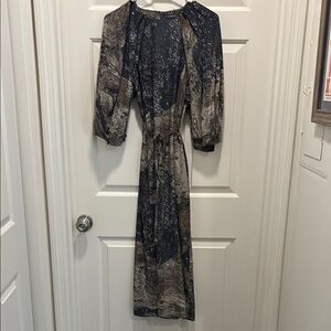 Elegant navy and gray/taupe dress with a tie and pockets! Worn once